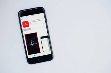 Kiev, Ukrayna - Temmuz 11,2017: Adobe Acrobat R ile Apple iphone 7