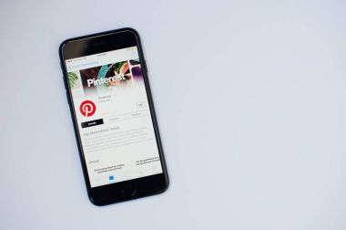 Kiev, Ukrayna - Temmuz 11,2017: Apple iphone 7 Pinterest çelikler ile