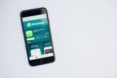 Kiev, Ukrayna - Temmuz 11,2017: Whats App çelikler ile Apple iphone 7