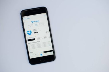 Kiev, Ukrayna - Temmuz 11,2017: Apple iphone 7 Dropbox harmoni ile