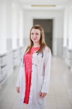 Stethos ile beyaz montlu genç çekici doktor portresi