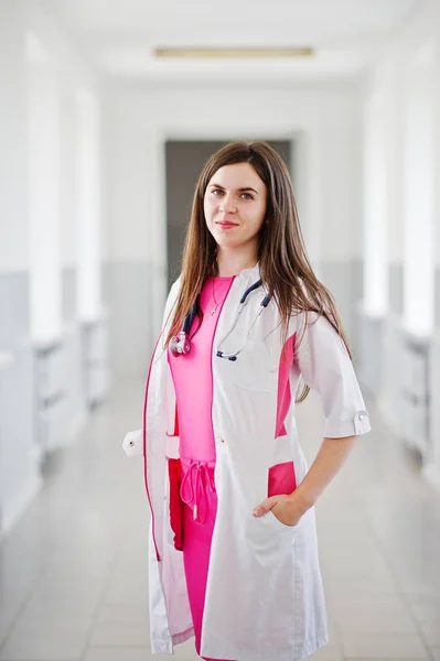 Ritratto di un giovane medico attraente in cappotto bianco con stetos — Foto Stock