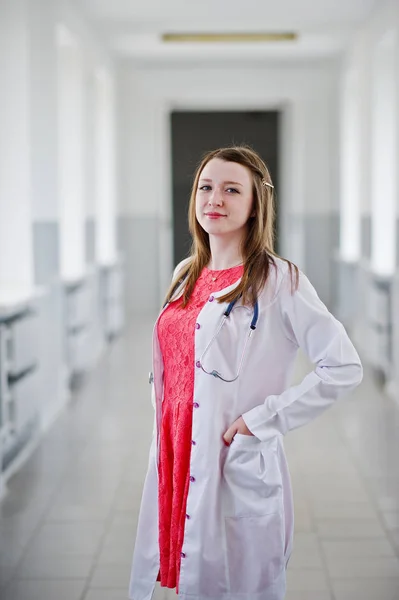 Ritratto di un giovane medico attraente in cappotto bianco con stetos — Foto Stock