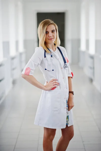 Ritratto di un giovane medico attraente in cappotto bianco con stetos — Foto Stock