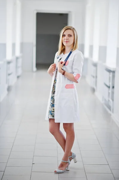 Ritratto di un giovane medico attraente in cappotto bianco con stetos — Foto Stock