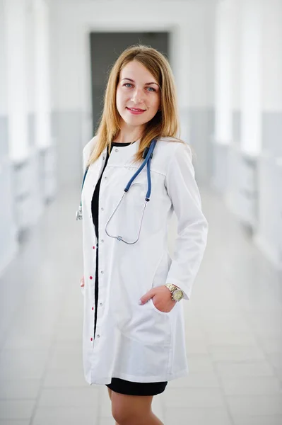 Ritratto di un giovane medico attraente in cappotto bianco con stetos — Foto Stock