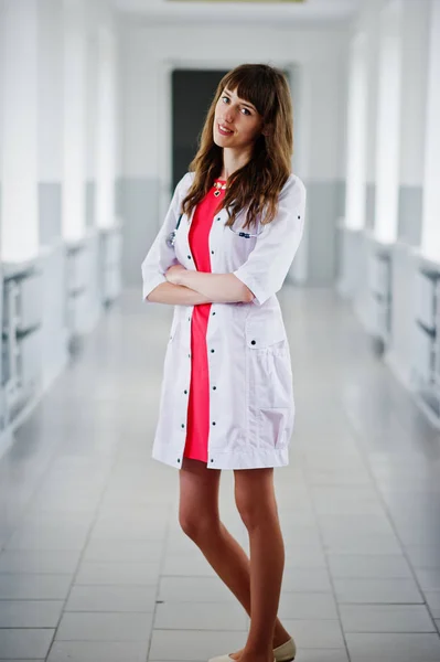 Portret młodego lekarza atrakcyjne w biały płaszcz z stethos — Zdjęcie stockowe