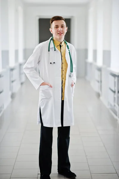 Όμορφος και αυτοπεποίθηση νεαρός γιατρός σε λευκό παλτό με stethosco — Φωτογραφία Αρχείου