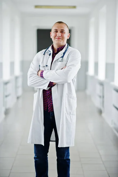 Όμορφος και αυτοπεποίθηση νεαρός γιατρός σε λευκό παλτό με stethosco — Φωτογραφία Αρχείου