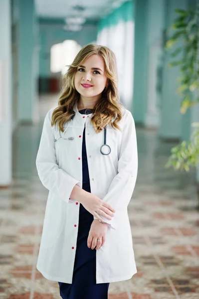 Portret młodego lekarza atrakcyjne w biały płaszcz z stethos — Zdjęcie stockowe