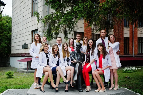 Cool jeunes médecins ou travailleurs médicaux posant à l'extérieur de l'hôpital — Photo