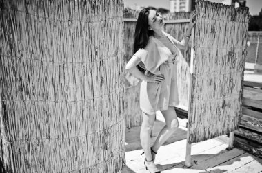 Genç güzel kadın soyunma odası gölün içinde eğleniyor