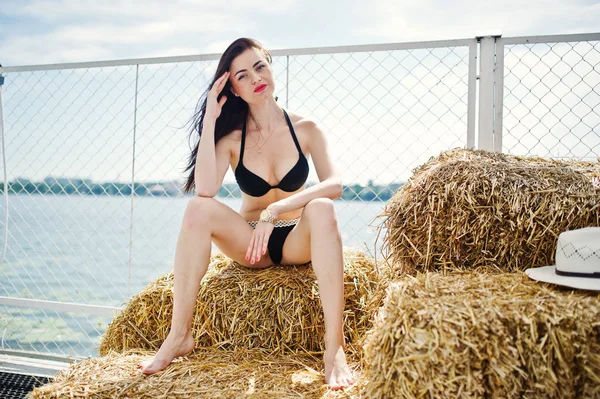 Fekete bikini fürdőruha pózol a t gyönyörű lány portréja — Stock Fotó