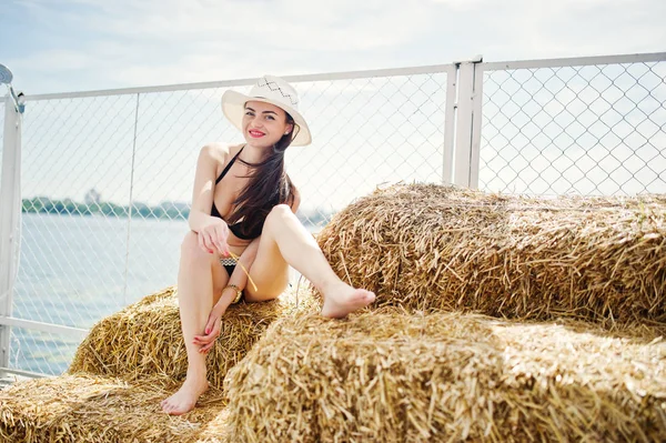 Fekete bikini fürdőruha pózol a t gyönyörű lány portréja — Stock Fotó