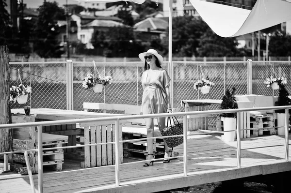 透明なドレス、帽子、サングラスを散歩を着て素敵な女の子 — ストック写真