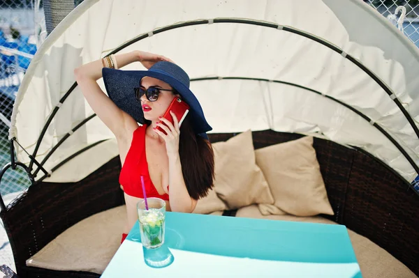 Πορτρέτο της ένα εντυπωσιακό κορίτσι με κόκκινο μπικίνι μαγιό και sunglasse — Φωτογραφία Αρχείου