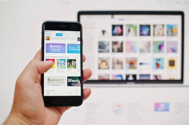 Kiev, Ukrayna - Temmuz 11,2017: Apple iphone App Store uygulamaları 7