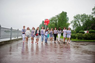 On inanılmaz görünümlü braidsmaids çarpıcı gelin poz ile 