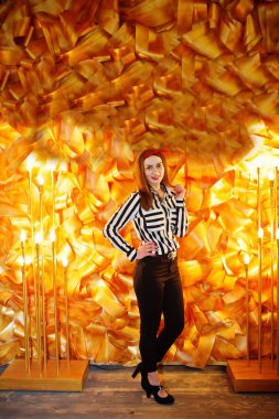 Modaya uygun giyinmiş nedime karşı dekoratif altın poz 