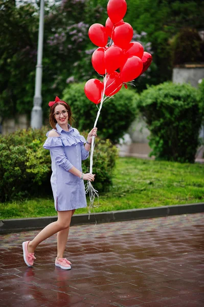 Porträt einer wunderschönen Brautjungfer in einem hübschen Kleid — Stockfoto