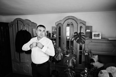 Yakışıklı damat odası onun düğün töreni için soyunma.