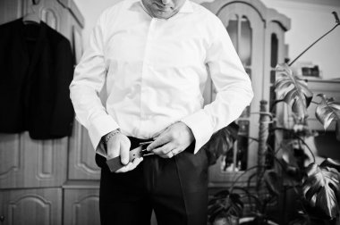 Yakışıklı damat odası onun düğün töreni için soyunma.