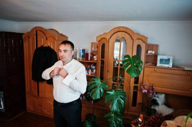 Yakışıklı damat odası onun düğün töreni için soyunma.