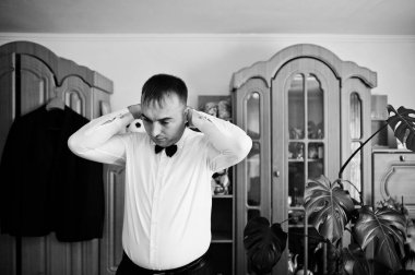 Yakışıklı damat odası onun düğün töreni için soyunma.