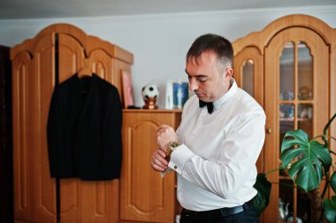 Yakışıklı damat odası onun düğün töreni için soyunma.