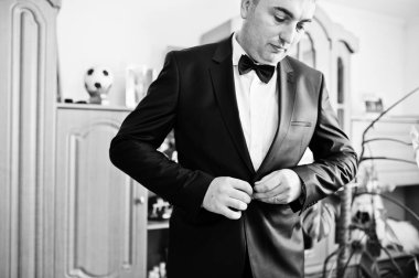 Yakışıklı damat odası onun düğün töreni için soyunma.