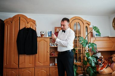 Yakışıklı damat odası onun düğün töreni için soyunma.