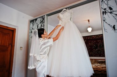 Giysi muhteşem gelin sofistike beyaz düğün holding.