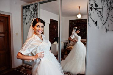 Giysi muhteşem gelin sofistike beyaz düğün holding.