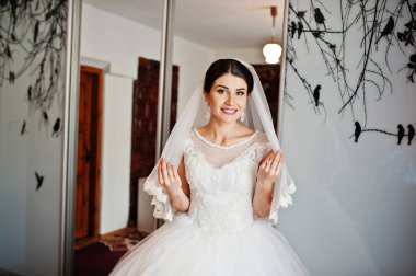 Onun muhteşem beyaz gelinlik giymiş güzel ve kibar gelin