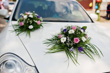 Awesome çiçek beyaz düğün suv ile dekore edilmiştir..