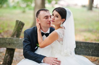 Parkta bankta oturmuş fantastik Düğün çifti