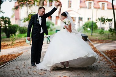 İnanılmaz genç muhteşem yeni evli çift bir yürüyüş alarak