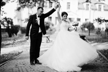 İnanılmaz genç muhteşem yeni evli çift bir yürüyüş alarak