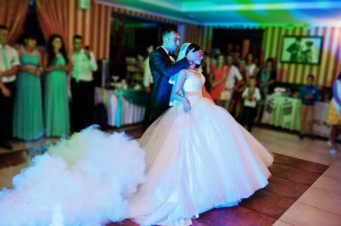 Güzel çift farklı ışıkları ile restoranda dans