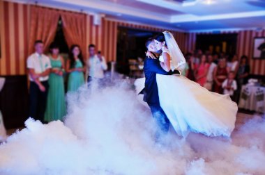 Güzel çift farklı ışıkları ile restoranda dans