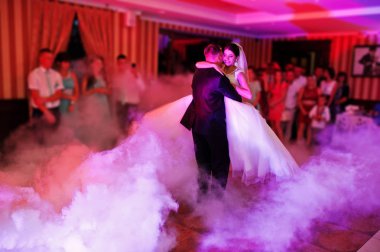 Güzel çift farklı ışıkları ile restoranda dans