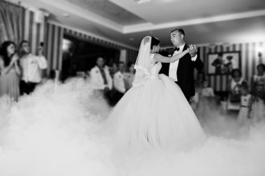 Güzel çift farklı ışıkları ile restoranda dans