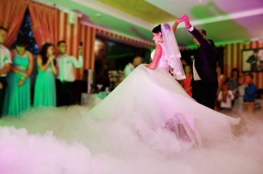 Güzel çift farklı ışıkları ile restoranda dans