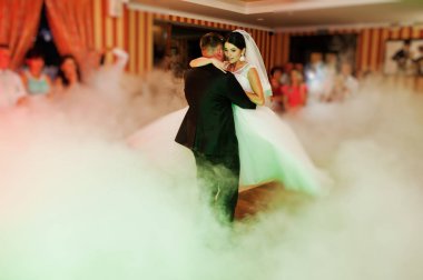 Güzel çift farklı ışıkları ile restoranda dans