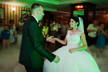 Güzel çift farklı ışıkları ile restoranda dans