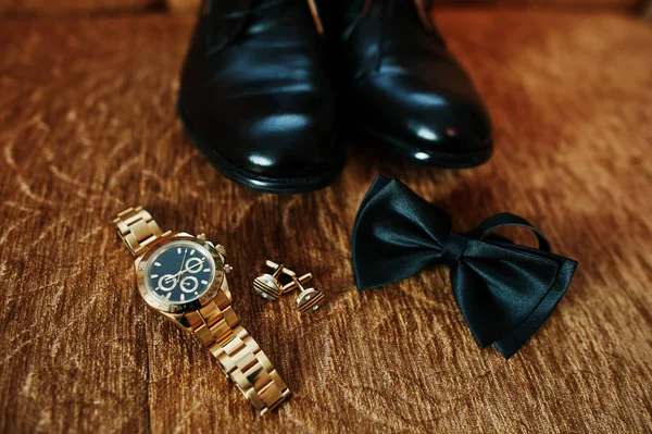 Groom's wedding black shoes, golden watch, bow tie and cufflinks — Stock Photo, Image