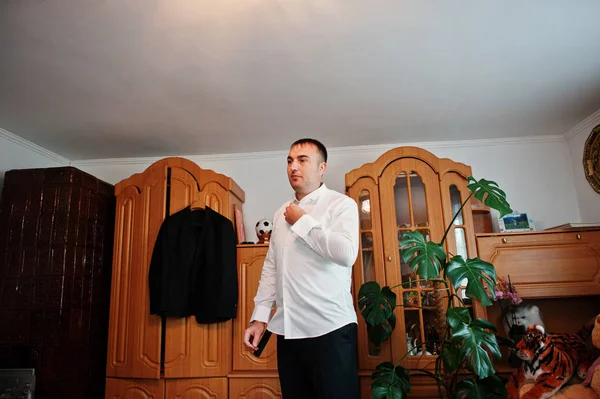 Yakışıklı damat odası onun düğün töreni için soyunma.