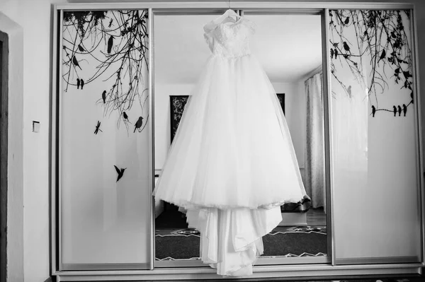 花嫁のウェディング ドレスのワードローブのラックに掛かっている、 — ストック写真