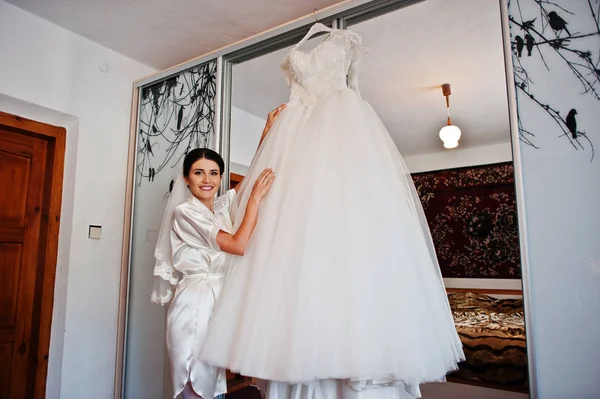 Giysi muhteşem gelin sofistike beyaz düğün holding.