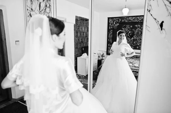 Fabuleuse mariée tenant sa robe de mariée blanche sophistiquée. Bl — Photo